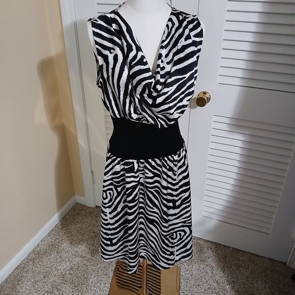 Calvin Klein Med Sleeveless V-Cowl Neck Zebra Black/White Print Dress Easy Care - Picture 4 of 12
